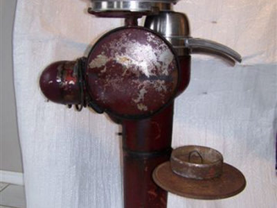 An old fashioned food processor with a bowl on top.